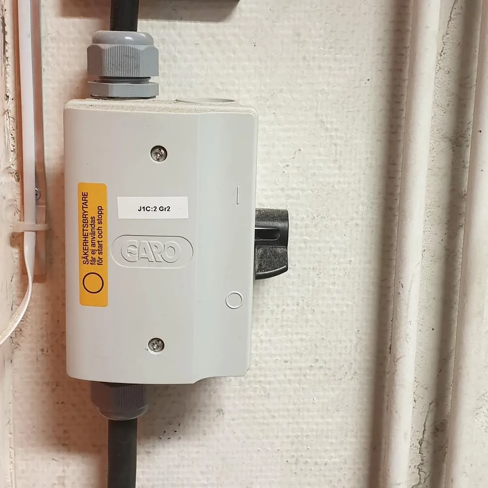 Bild av en elegant modern inredning med dolda elinstallationer som representerar systemlösningar för framtidens el och elinnovation inom design.