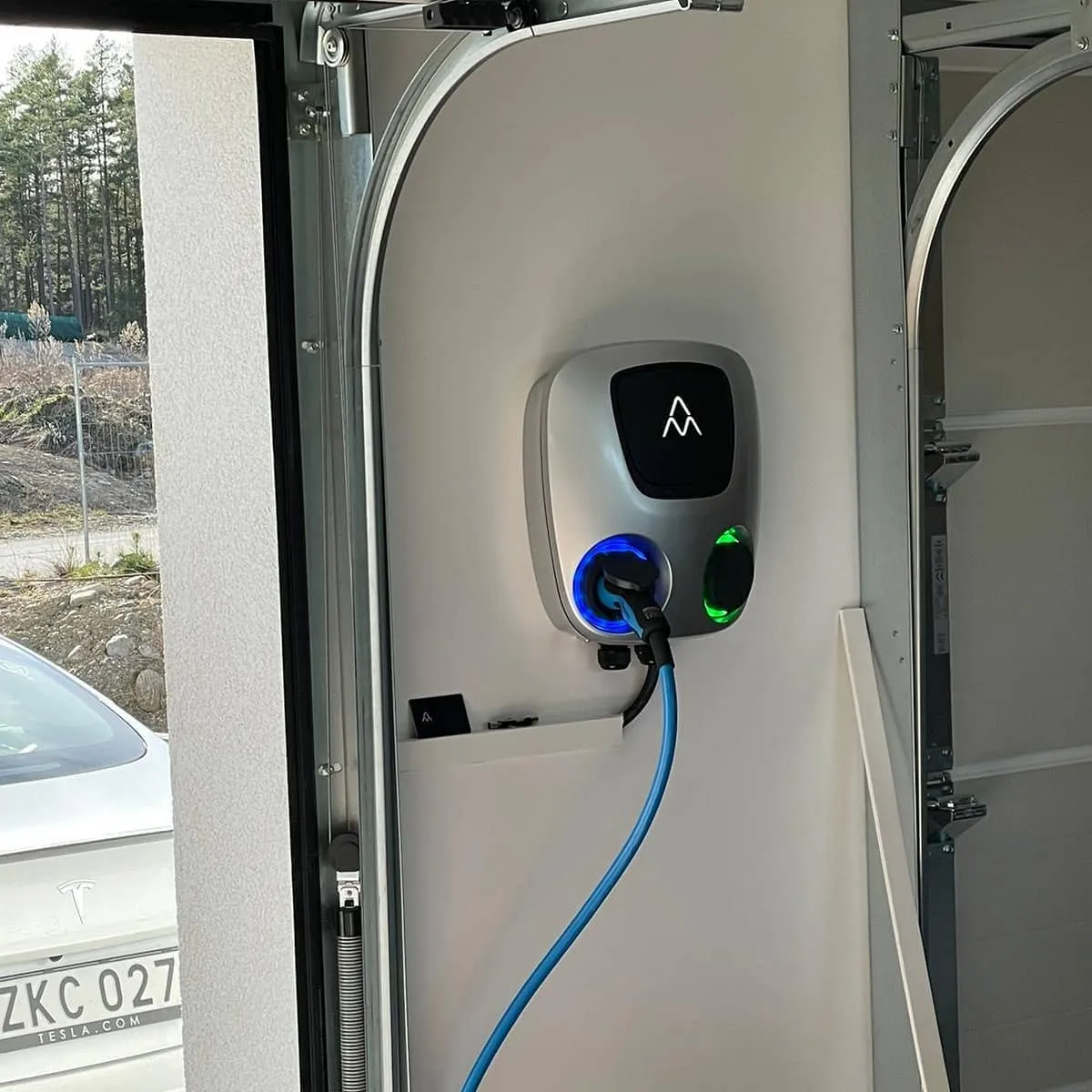 Professionell elektriker installerar och reparerar eluttag i hemmet, säkerställer att allt uppfyller gällande säkerhetsstandarder och fungerar effektivt.