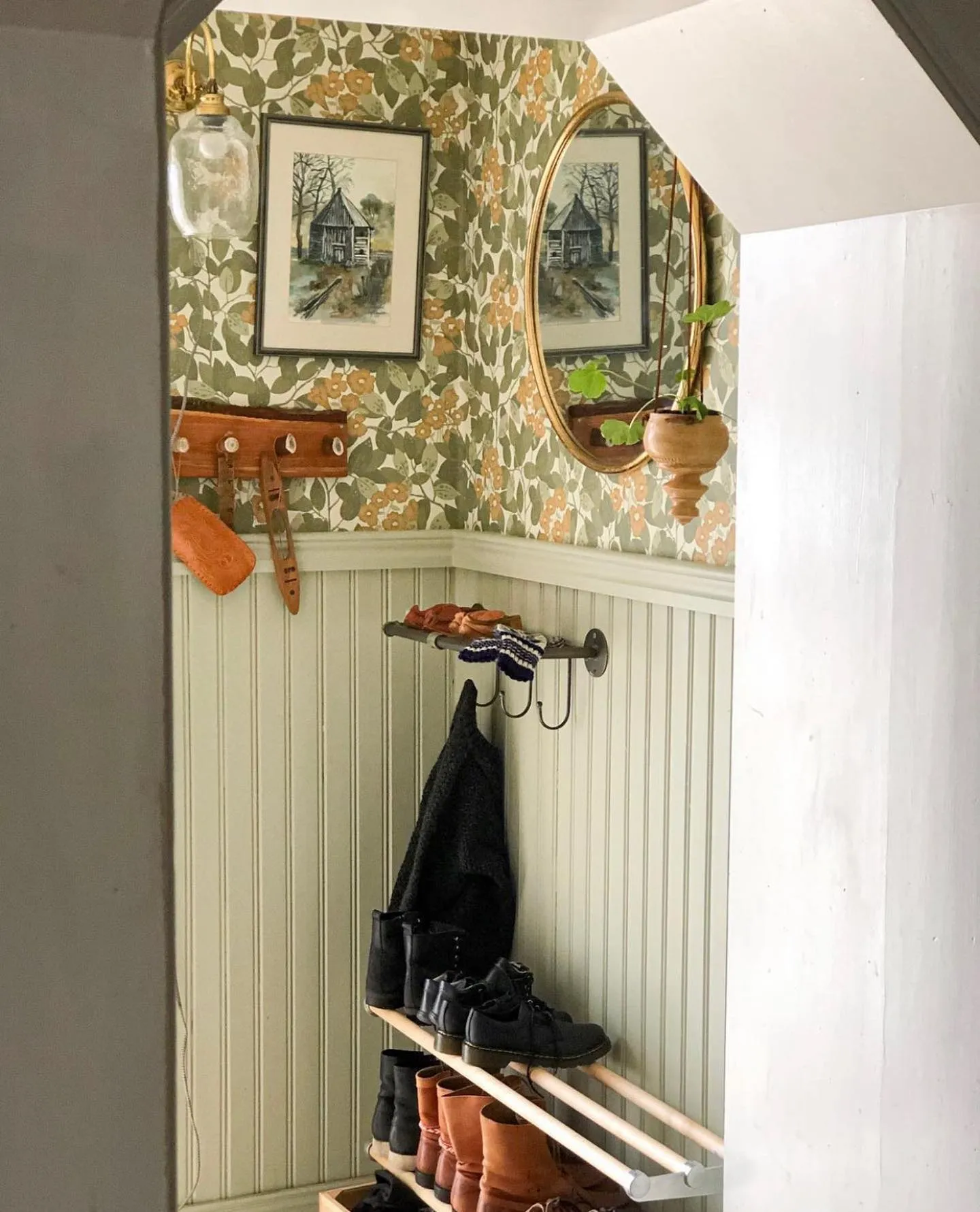 Ljudisolerad innervägg med träinspiration och design, perfekt för byggnation med trä för att skapa en tyst och harmonisk miljö.
