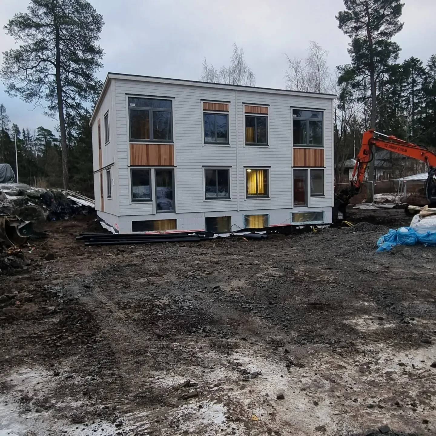 Takrenovering och fasadrenovering i Stockholm, med fokus på hållbara taklösningar och snickeriarbete för ett enhetligt utseende.