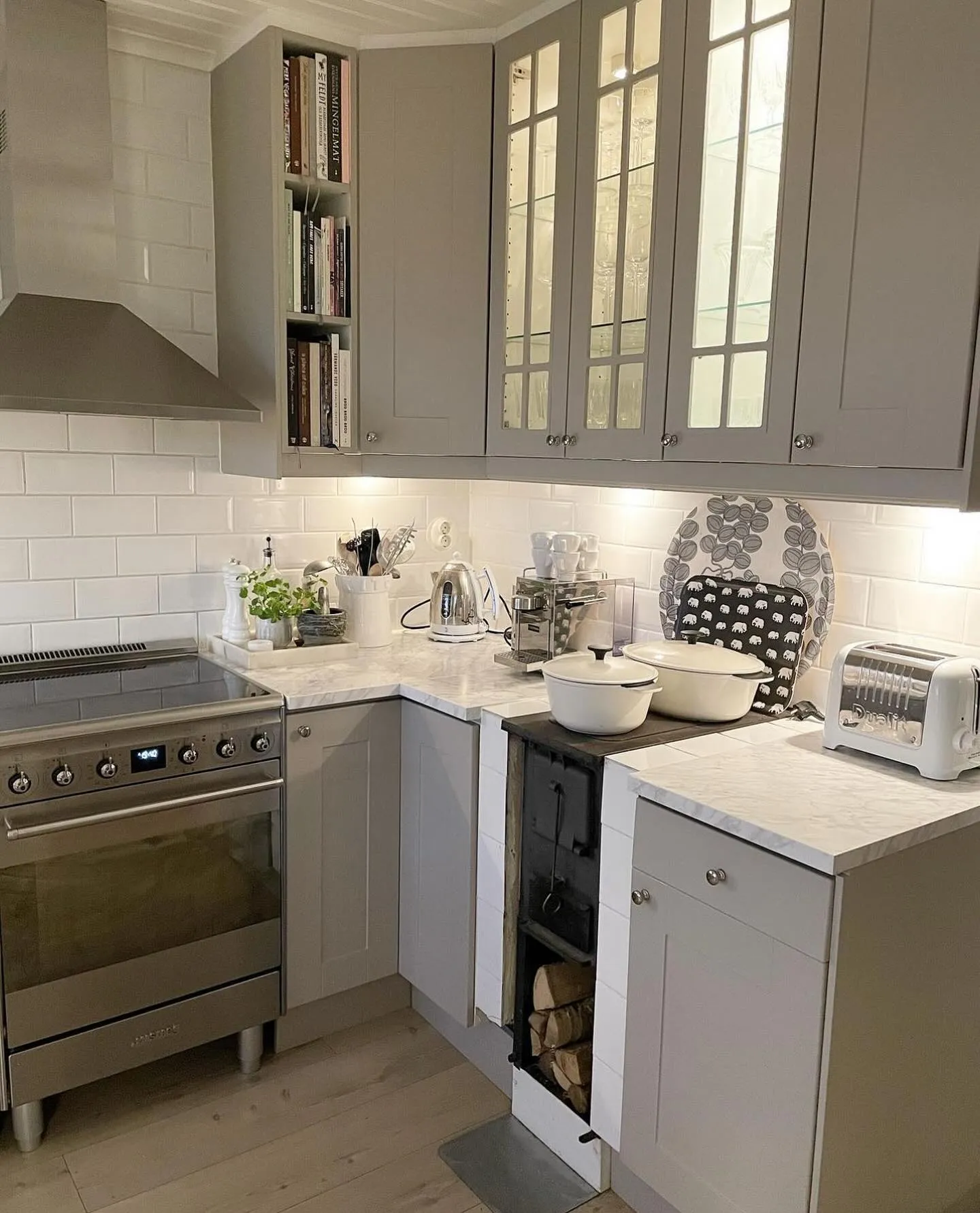 Bild som visar en renoverad köksmiljö med verktyg och material, illustrerar processen och tidsramen för en köksrenovering. - Massivt träarbete - Snickeri Stockholm