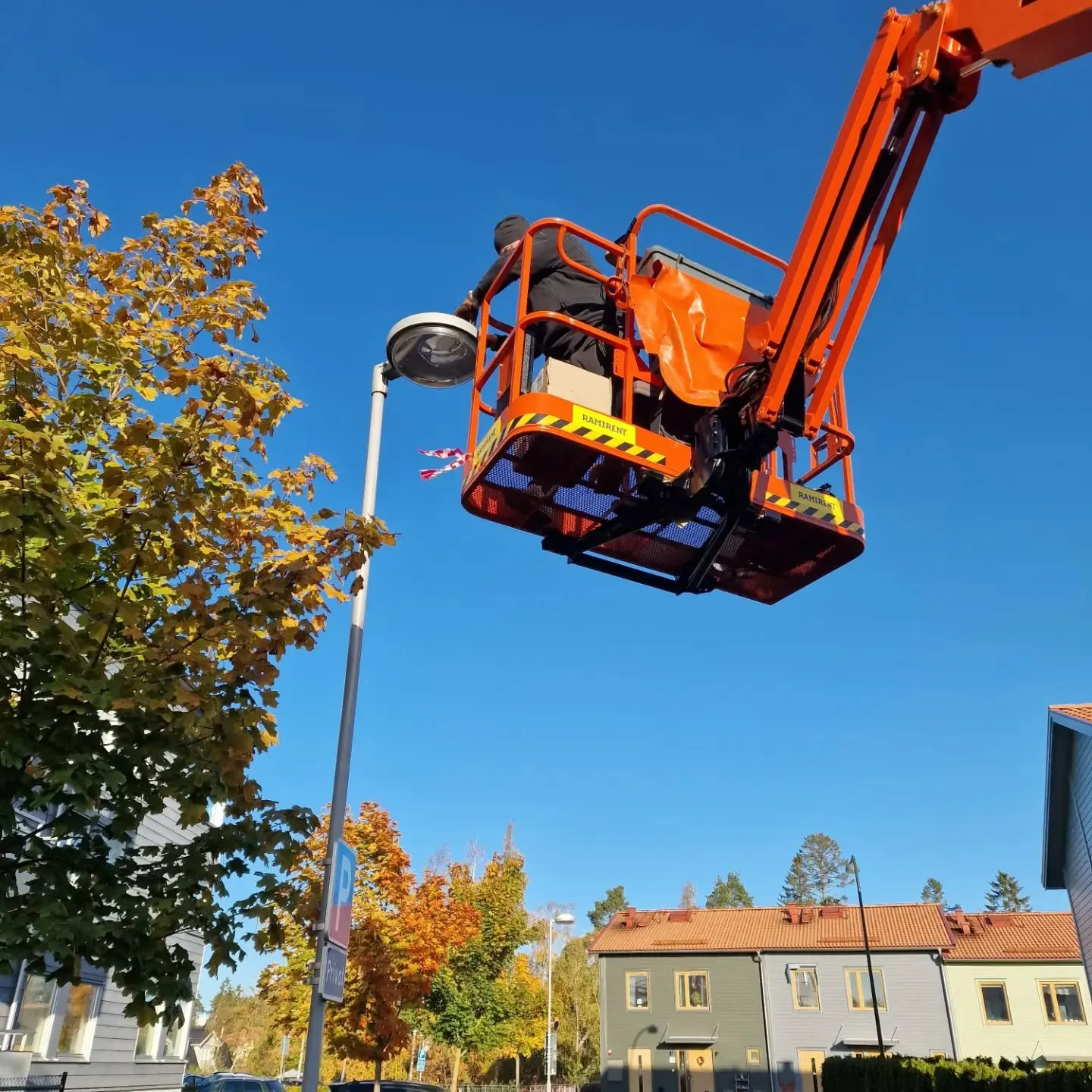 Alt-text: Professionell elektriker i Stockholm som erbjuder elcentralstjänster, säker elinstallation och reparation för att garantera en trygg elservice.