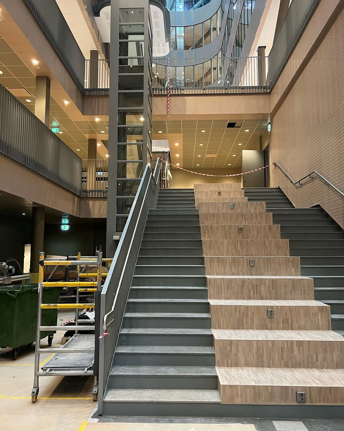 Billede af trapprenovering udført af TræDesignWorks med fokus på kreativt snedkeri og innovative snickerikoncept i byggeteknik.
