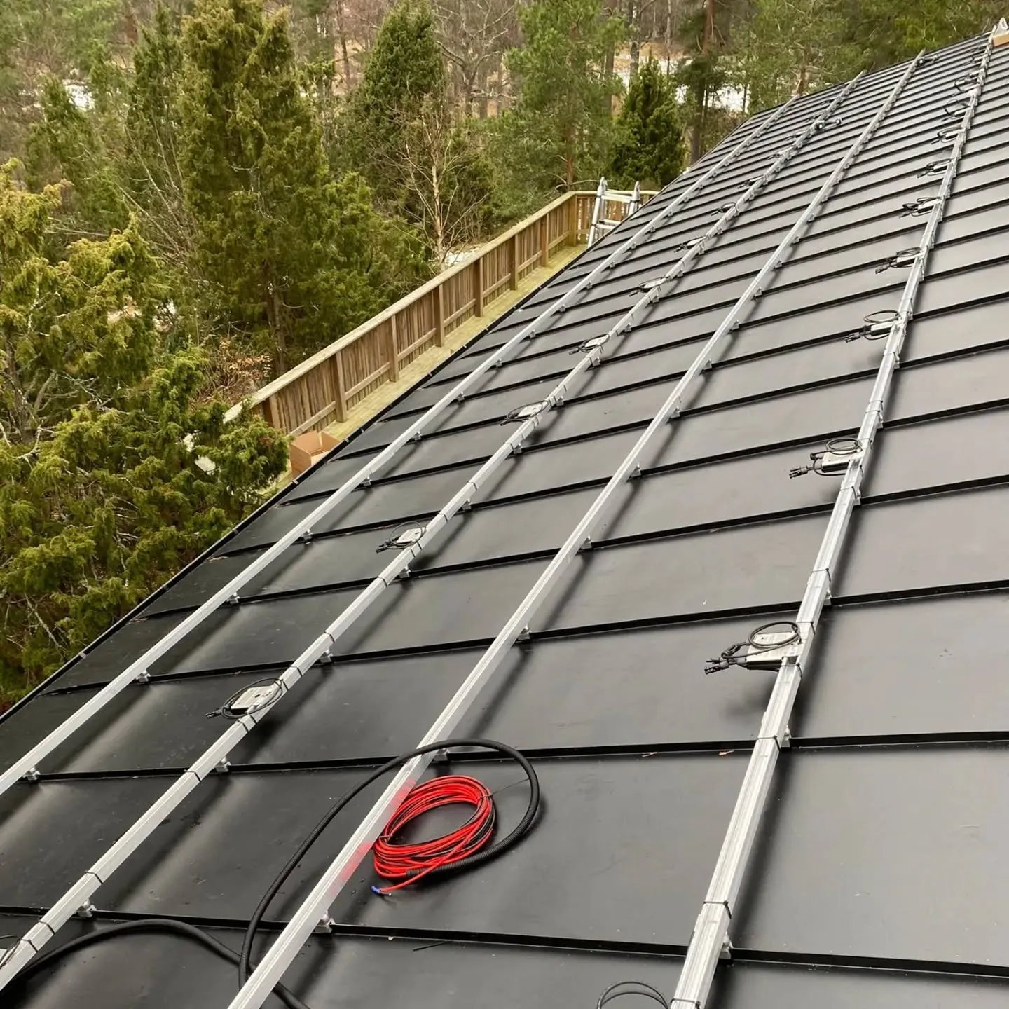 Bild som visar installation av solcellssystem på taket, vilket illustrerar effektiva energilösningar för hållbar energiproduktion och lägre elkostnader.