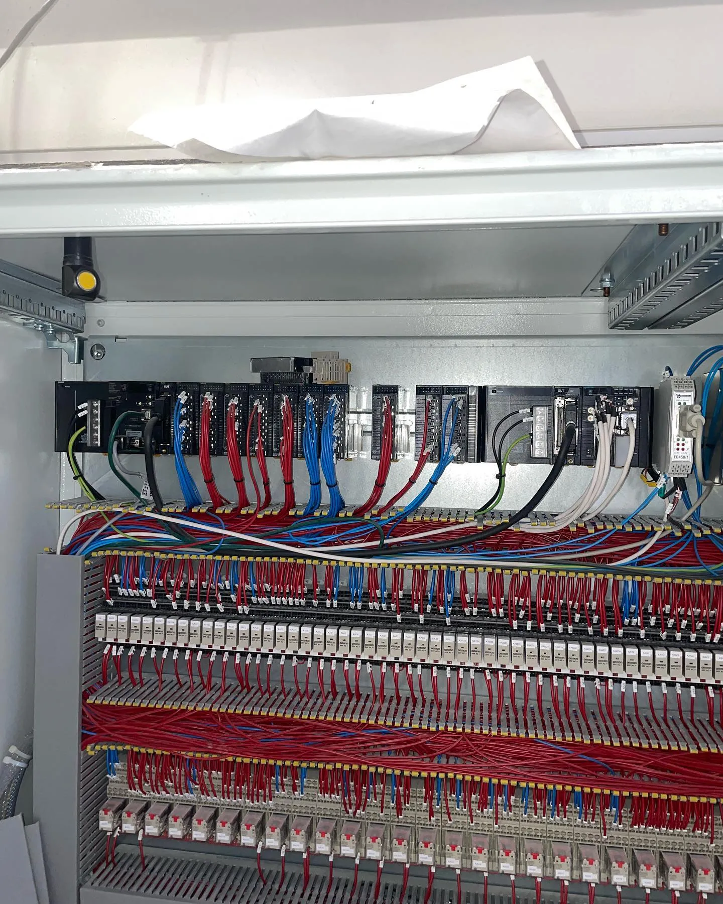 En elcentral diagram som visar hur elektricitet distribueras i en byggnad och kopplas till olika enheter och system.