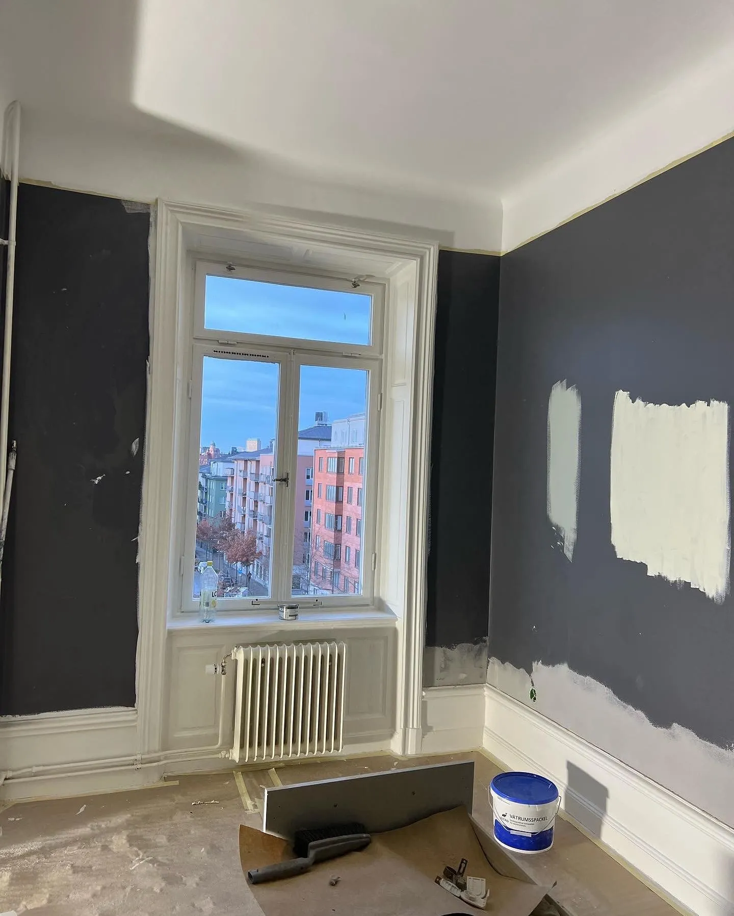 Alt-text: En professionell målare reparerar skador på väggar innan målning, säkerställer en jämn och hållbar yta för bästa resultat.