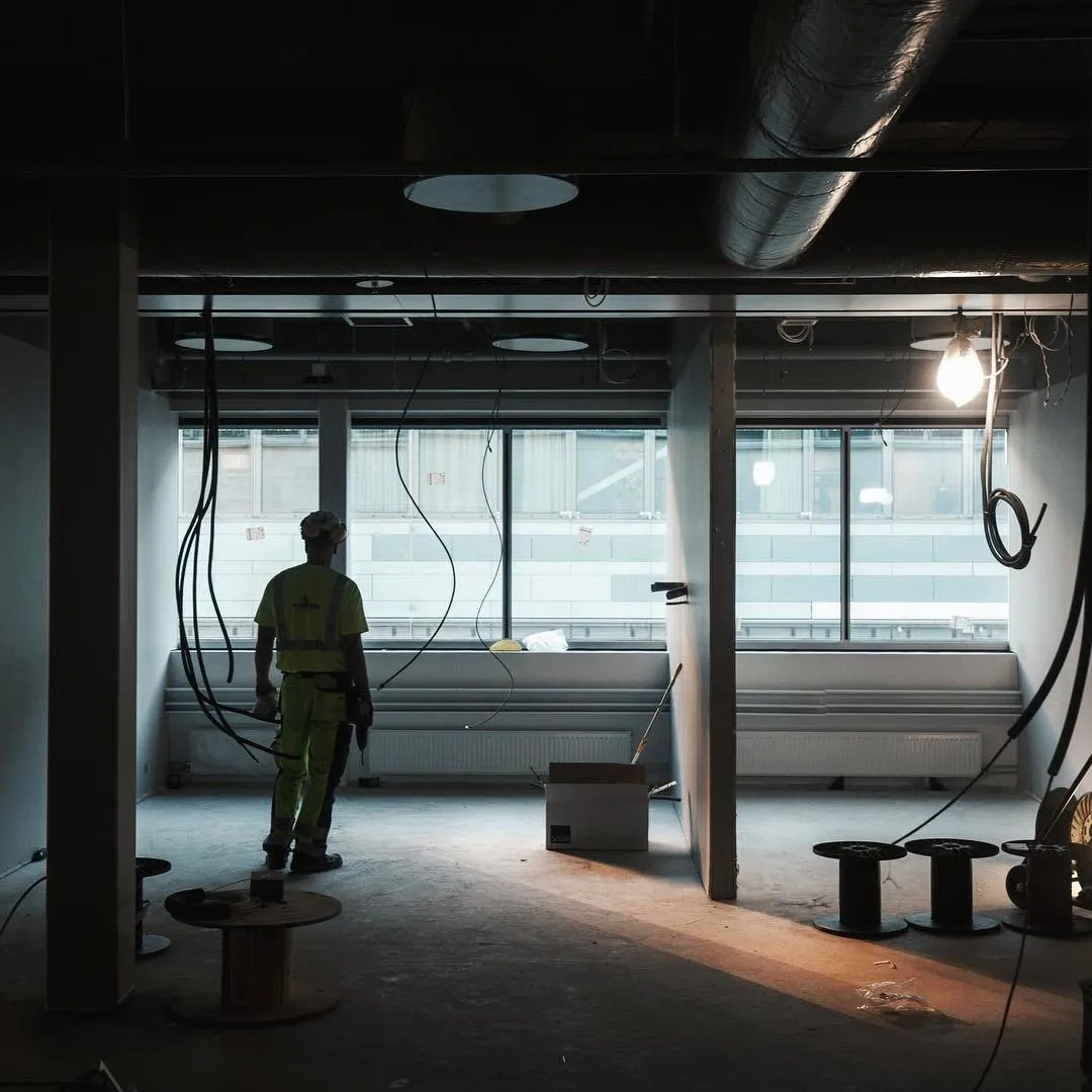 Bild med en modern, stilren inredning som visar upp dolda elinstallationer som harmoniserar med designen. Fokus på digital elarkitektur och samarbetet med en elentreprenör för en innovativ lösning.