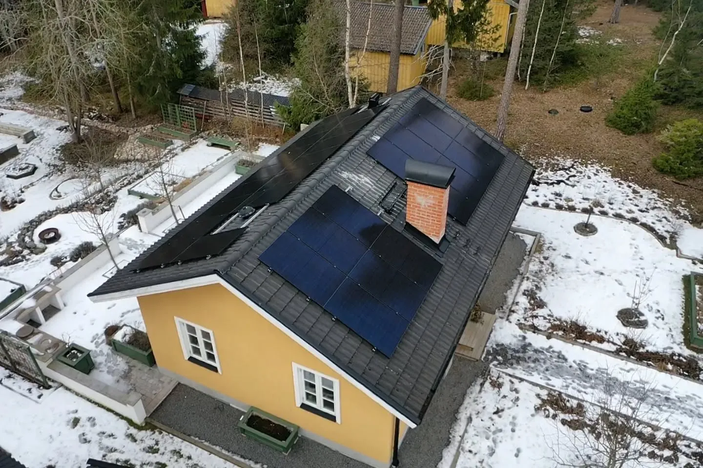 Bild som visar energieffektiva elsystem och elektriker som ger råd för att spara energi med el. Fokus på praktiska lösningar för att minska energiförbrukningen hemma och på jobbet.