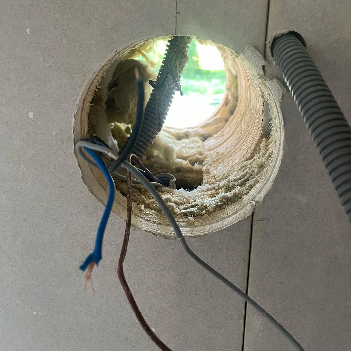 Dolda elinstallationer som harmoniserar med modern design, skapar en stilren och strömlinjeformad miljö utan synliga kablar och ledningar.
